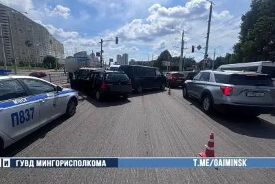 столкнувшиеся автомобили