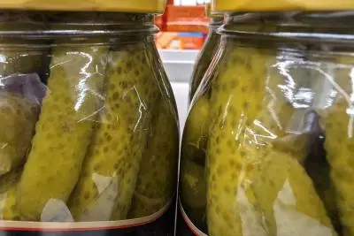 банки с огурцами