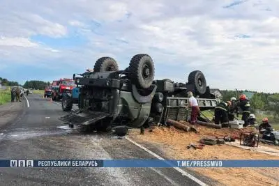 перевернувшийся автомобиль