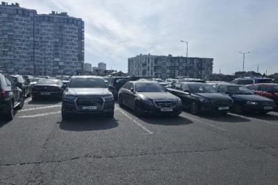 автомобили на парковке