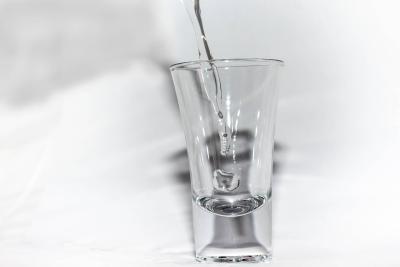 Стеклянная рюмка