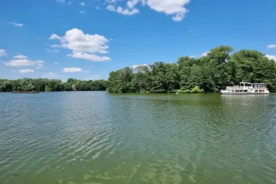 Деревья и водоем