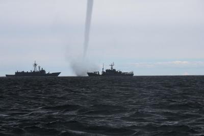 смерч в море