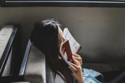 женщина с книгой