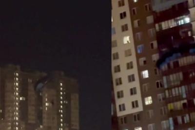 парашютист у домов