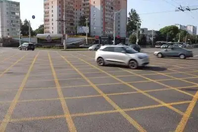 автомобили на дороге