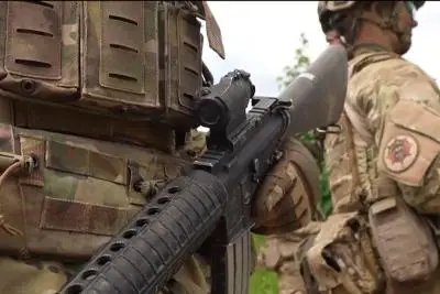 военные с оружием