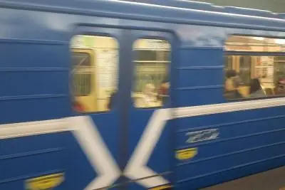 поезд в метро