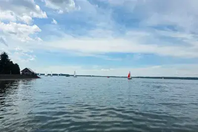 Парусники на воде