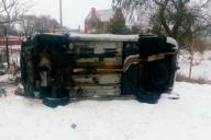 В Дзержинском районе автомобиль вылетел с дороги и опрокинулся