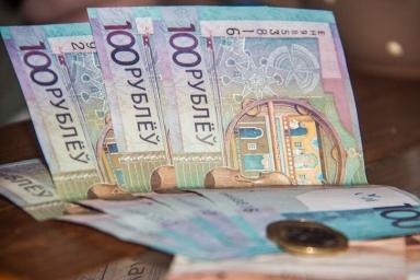 На первых торгах года белорусский рубль ослаб к трем основным валютам