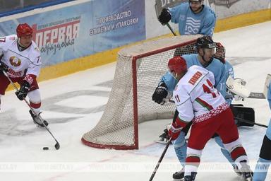 Команда Президента одержала вторую победу в XV Рождественском турнире любителей хоккея и вышла в полуфинал