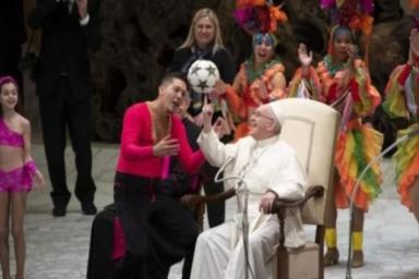 Папа Римский показал, как умеет крутить мяч на пальце 