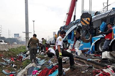 В Таиланде перевернулся туристический автобус: погибли люди