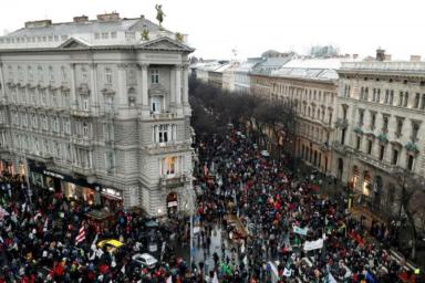 Тысячи венгров протетстуют против «закона о рабстве»