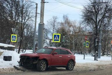 В Могилеве дама поехала на красный и разбила авто