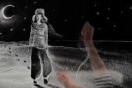 Красота: художница нарисовала рождественскую открытку снегом (видео)