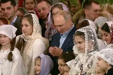 Песков рассказал, почему на руке Путина появился пластырь