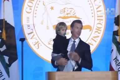 Первую речь нового губернатора Калифорнии сорвал его двухлетний сын 