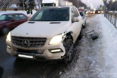 В Могилеве Mercedes сбил рабочего, чинившего светофор