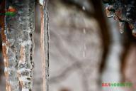 Зимний ужас: сосулька уничтожила часть крыши здания