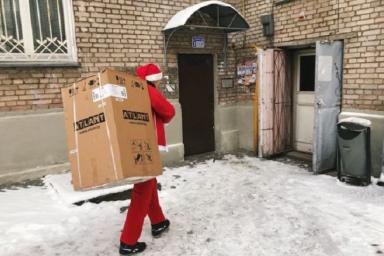 В Минске ходил Дед Мороз с холодильником на спине