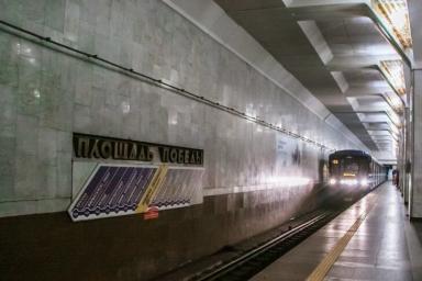 Пьяный мужчина выжил после падения под поезд в метро 