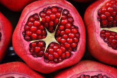 Ученые рассказали о действии ягод и граната на тело человека 