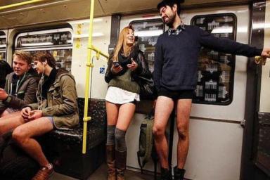 В мировых столицах прошел ежегодный флешмоб «В метро без штанов»