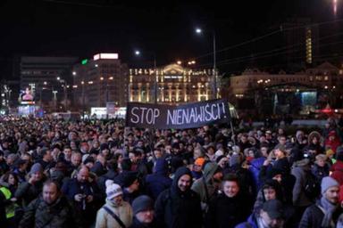 Тысячи поляков вышли на улицы из-за убийства мэра Гданьска