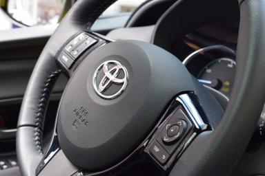 Компания Toyota запустила продажу обновленного кроссовера Yaris Cross
