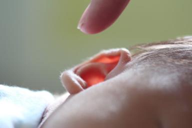 Исследователи раскрыли природу чувствительности человеческих ушей