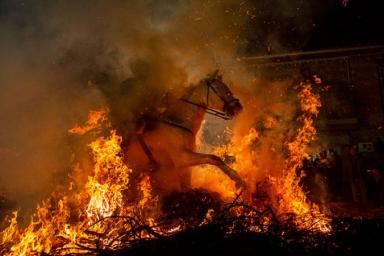 В Испании прошёл традиционный фестиваль, на котором лошади прыгали через костёр