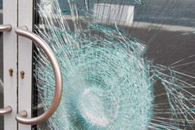 В Мостах свирепая девушка разбила дверь административного здания