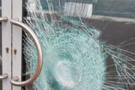 В Мостах свирепая девушка разбила дверь административного здания