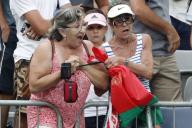 Две пенсионерки едва не подрались за повязку Соболенко