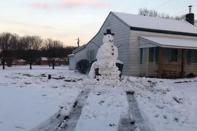 Водитель попытался сбить снеговика, и его настигла мгновенная карма