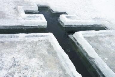В Риге отменили крещенские купания из-за частичного ледохода на Даугаве