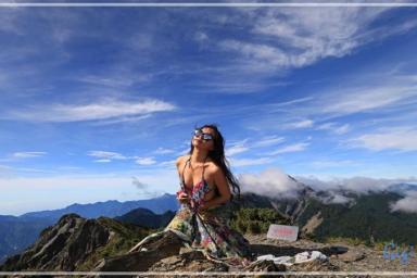 Блогерша, которую прославили путешествия в бикини, насмерть замёрзла в горах