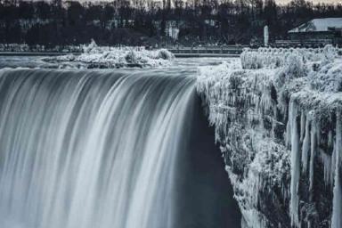 Ниагарский водопад частично замерз из-за холодов в США
