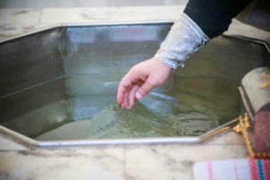 В больнице Могилева женщине предложили лечение... крещенской водой