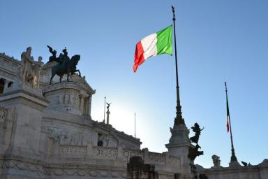 Власти Италии закрывают один из крупнейших центров приема мигрантов