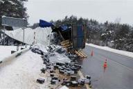 В Докшицком районе мужчины обчистили перевернувшуюся фуру