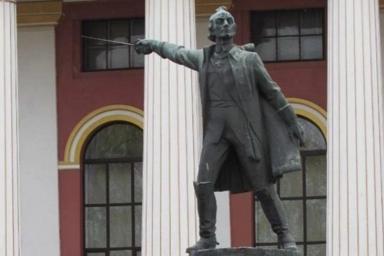 Почему в Киеве снесли памятник Суворову