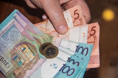 Средняя зарплата белорусов в декабре составила более 1 100 рублей