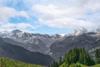 В Альпах столкнулись вертолет и самолет