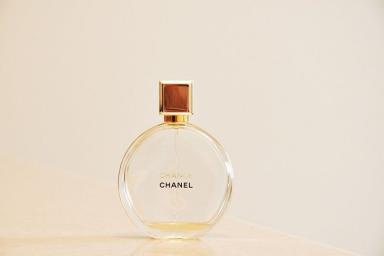 Ученые: аромат парфюма выдает возраст женщины