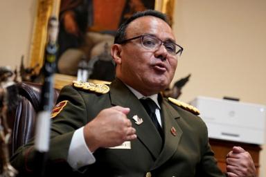 В Венесуэле назвали госизменой отказ военного атташе подчиняться Мадуро