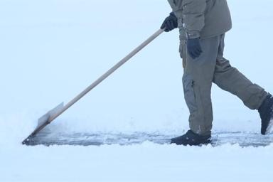 В России учителей отправили убирать снег в мешки