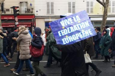 Более 10 тыс. французов вышли на манифестацию, призвав желтые жилеты уйти с улиц